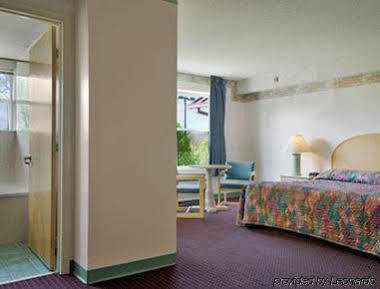 Super 8 By Wyndham Riverside Hotel